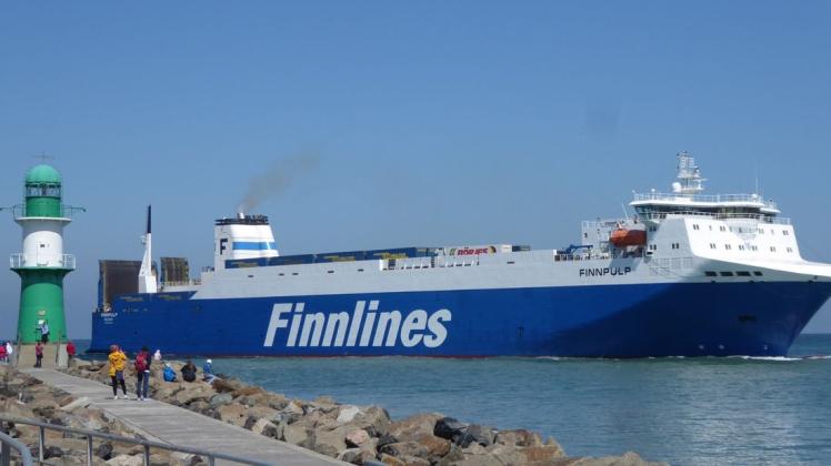 Die Ro/Ro-Fähre „Finnpulp“ passiert die Warnemünder Molen; sie verbindet Rostock mit dem finnischen Hanko; alternativ wäre Variante 3. Finnpulp ein.
