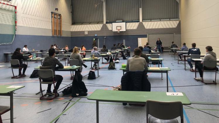 Die Abiturienten des Beruflichen Gymnasiums der BBS I schreiben einige ihrer Prüfungen in der Sporthalle am Werhahn.