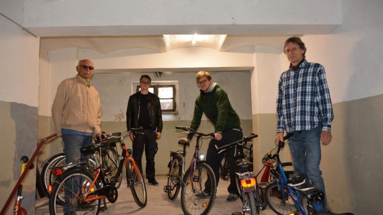 Wim Vije, Lars-Gerrit Miosga, Sören Schwarze und Helmut Kölbach (von links), ehrenamtliche Helfer beim Flickencafé, hoffen auf Spenden gebrauchter Fahrräder, die nach einer Reparatur unter anderem an die Kunden der Tafel verschenkt werden können. Foto: Holger Schulze