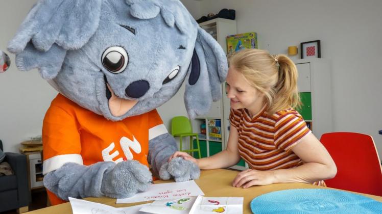 Der Koala "Emil" und Zina Rensing vom Unikate-Verein gehen die Post durch, die "Emil" bekommen hat. Er antwortet jedem Kindergartenkind, das ihm schreibt.