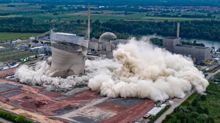 Kühltürme des stillgelegten Atomkraftwerks fallen nach der Sprengung zusammen.