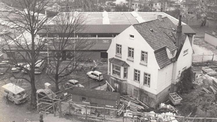 Zwei Immobilien, die es längst nicht mehr gibt: Im Februar 1980 standen sie am Zugang zu den Graftwiesen (Archivbild).
