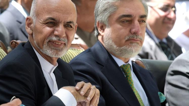 Der afghanische Präsident Ashraf Ghani (links) und sein Rivale Abdullah Abdullah bei einem Empfang im Jahr 2015.