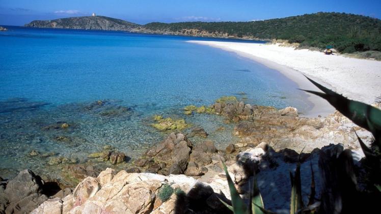 Sandstrand auf Sardinien: Corona-Vorschriften sorgen für ein Regel-Wirrwarr.
