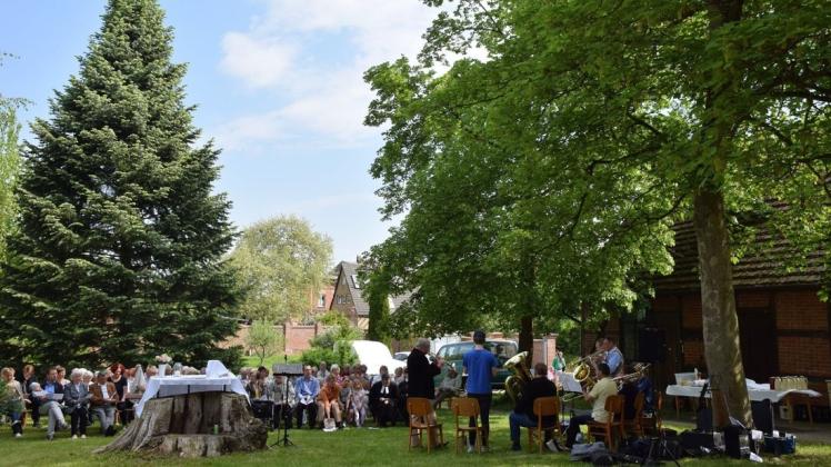 Tradition seit vielen Jahren: Himmelfahrtsgottesdienst im Pfarrgarten der St. Georgengemeinde.