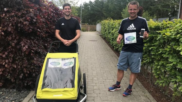Gemeinsam mit seinem Kollegen Jonas Weber (links) an der BBS I Leer ist Andre Fritz, der am Obenende in Papenburg wohnt, beim "Ossiloop anners" dabei gewesen. Immer dabei: Das Smartphone und die dazu gehörende App. Gemeinsam mit seinem Kollegen Jonas Weber (links) an der BBS I Leer ist Andre Fritz, der am Obenende in Papenburg wohnt, beim "Ossiloop anners" dabei gewesen. Immer dabei: Das Smartphone und die dazu gehörende App.