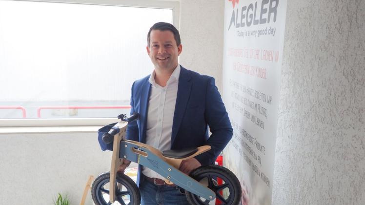 Produkte wie das Lauflernrad sind beim Delmenhorster Spielzeug-Hersteller Legler derzeit besonders gefragt. Geschäftsführer André Eichinger vergleicht die aktuelle Phase mit dem Weihnachtsgeschäft.