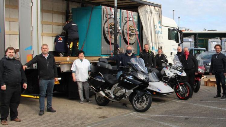 Gelungene Spenden-Zusammenarbeit: Über gebrauchte Industrie-Waschmaschinen aus den Delme-Werkstätten für den Hilfstransport nach Serbien freuen sich die Ehrenamtlichen des Vereins Biker-Brummi-Hilfe.