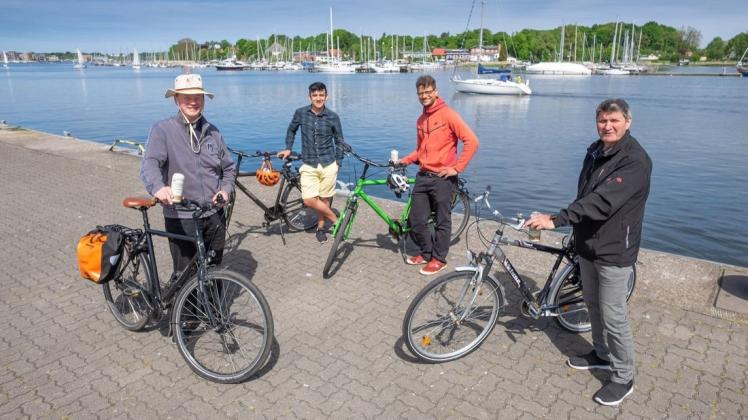 Zum Herrentag geht es für Dietmar Wellenbrock, Nicolas Gomez, Julius Etourno und Bernd Oelschlägel (v.l.) mit dem Fahrrad in den Schnatermann. Dabei halten sie sich an den Sicherheitsabstand.