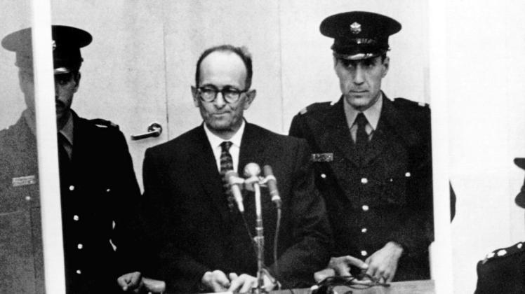 NS-Kriegsverbrecher Adolf Eichmann (2.v.l) während seiner Vernehmung am ersten Prozesstag (Archivfoto vom 11.04.1961).