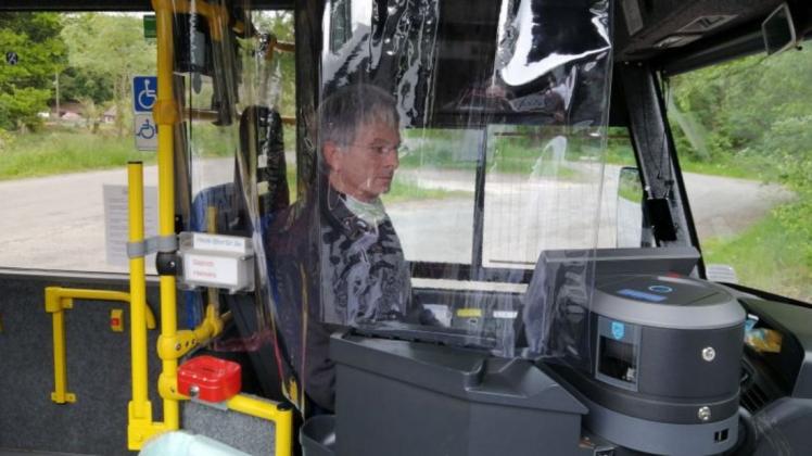 Dietrich Hellmers gewöhnt sich schon mal an den Folienvorhang im Bürgerbus.