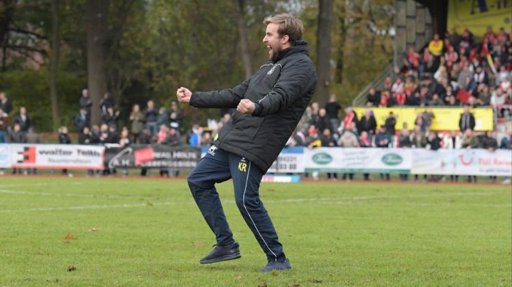 Trainer Key Riebau hat den SV Atlas Delmenhorst zu einer Oberliga-Spitzenmannschaft geformt  – und wartet nun darauf, dass der Aufstieg offiziell wird.