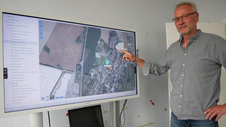 Mit einer Software zur Verarbeitung von Geodaten hat sich das Team von BTFietz um Firmenchef Christian Fietz einen Namen gemacht. Auf dem Bildschirm zeigt er die Bebauungspläne von Bentwisch, die farblich hervorgehoben werden können.