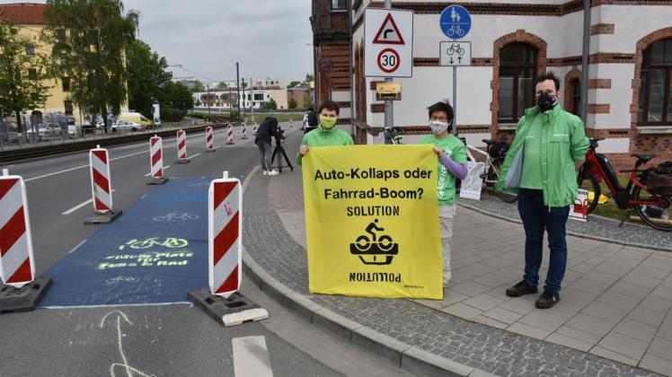 Entlang der Ernst-Barlach-Straße richteten die Greenpeace-Aktivisten Florian Becker (v. r.), Gabriele Köpke und Annika König für kurze Zeit einen Radweg auf der Fahrbahn ein.