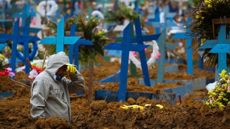 Ein Mann arbeitet in einem Massengrab auf dem Friedhof Nossa Senhora Aparecida in Manaus in Brasilien.