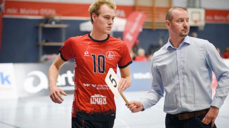 Auch in der kommenden Saison werden Außenangreifer Tommy Mehlberg (links) und Cheftrainer Jozef Janosik für den SV Warnemünde in der 2. Volleyball-Bundesliga Nord auf die Jagd nach Siegen gehen.