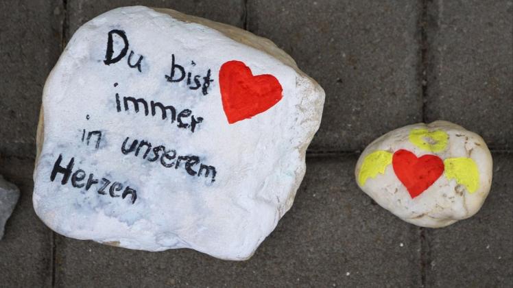 Bemalte Steine liegen vor dem Eingang einer Kindertagesstätte in Viersen.