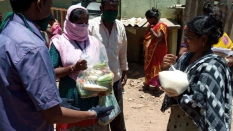 Hilfe, die ankommt: Dank eines Spendenaufrufs der "Asha Familienhilfe" können Arme in Indien mit Lebensmitteln versorgt werden.