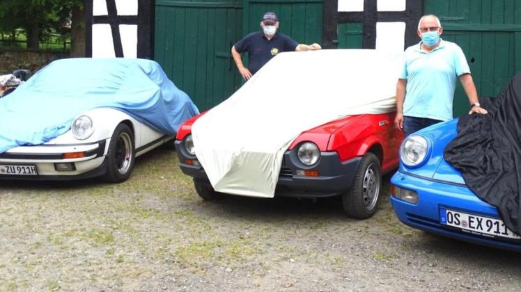 Oldtimerfreunde Hagen atw Müssen mit ihren Fahrzeugen auf die Ausfahrt im nächsten Jahr warten: Hermann Rutsch (links) und Reinhard Wittke (rechts) von den Oldtimerfreunden Hagen, die wegen Corona auch die Beteiligung an der der Ferienspaßaktion 2020 der Gemeinde abgesagt haben.