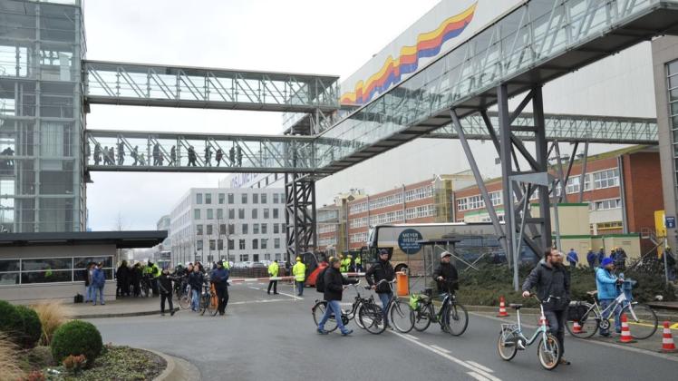 Der Fall einer neuen Coronavirus-Infektion auf der Meyer Werft sorgt für Wirbel. Der Fall einer neuen Coronavirus-Infektion auf der Meyer Werft sorgt für Wirbel.