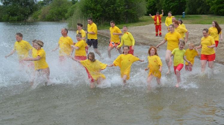 Mit einem Lauf ins Wasser startet die Ganderkeseer DLRG-Ortsgruppe in die Saison am Sielingsee in Hohenböken. Wie nahe sich die Lebensretter am 11. Juli sein dürfen, ist noch nicht raus.