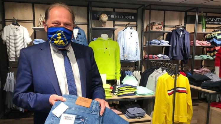 Filialleiter Bert Drewes verkauft bei Männer Többens by Wegmann gerade besonders häufig Jeans, Jacken und Freizeithemden.