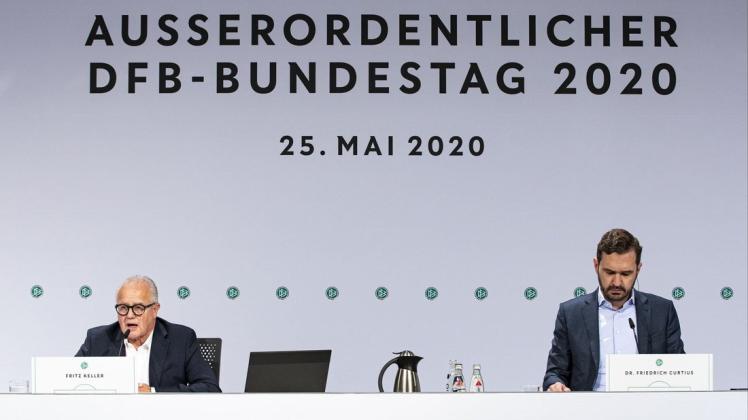 Fritz Keller (links), DFB-Präsident, und Friedrich Curtius, DFB-Generalsekretär, beim Außerordentlichen Bundestag des Deutschen Fußball-Bundes.