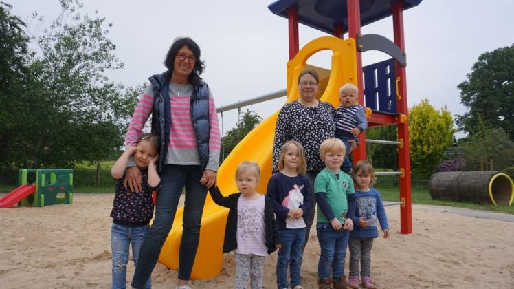 Sie freuen sich über den neu gestalteten Spielplatz – die Kinder der Großtagespflege, hier mit den Betreuerinnen Birgit Lüken (links) und Katja Heile.