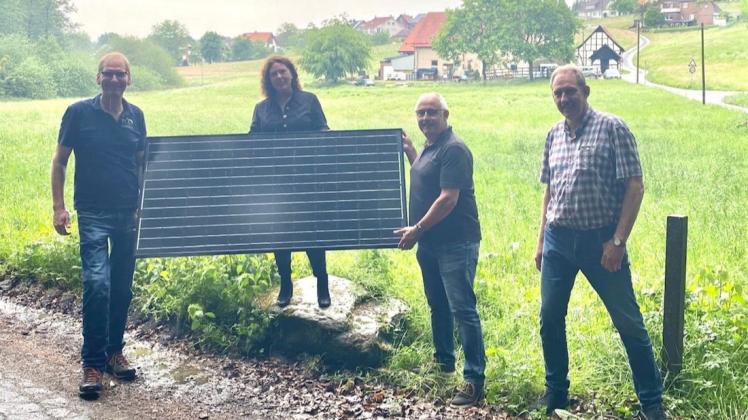 Freuen sich über das innovative Energiekonzept für das neue, an den Johann-Spratte-Weg angrenzende Baugebiet (von links): die SPD-Fraktionsmitglieder Martin Obermeyer, Brigitte Vinke-Borgelt, Reinhard Wittke und Günter Rolf.