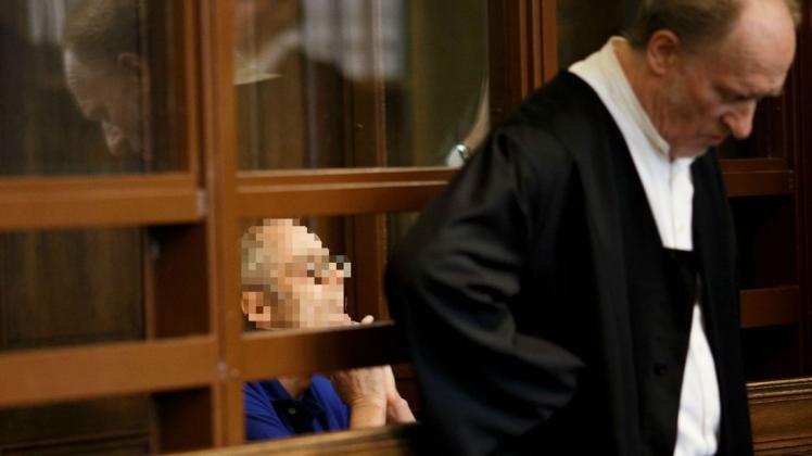 Der 57-jährige Angeklagte hinter seinem Verteidiger Eckart Wähner (r.) im Gerichtssaal.