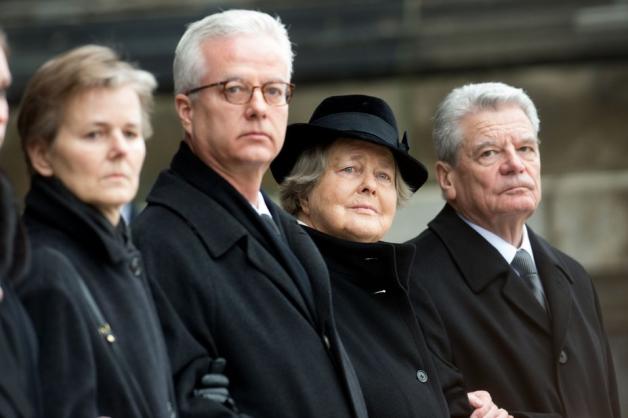 Fritz von Weizsäcker mit seiner Mutter Marianne von Weizsäcker (2.v.r.) und dem damaligen Bundespräsidenten Joachim Gauck (r), sowie seiner Schwester Beatrice von Weizsäcker beim Staatsakt für den verstorbenen Bundespräsidenten von Weizsäcker. Fritz von Weizsäcker mit seiner Mutter Marianne von Weizsäcker (2.v.r.) und dem damaligen Bundespräsidenten Joachim Gauck (r), sowie seiner Schwester Beatrice von Weizsäcker beim Staatsakt für den verstorbenen Bundespräsidenten von Weizsäcker.