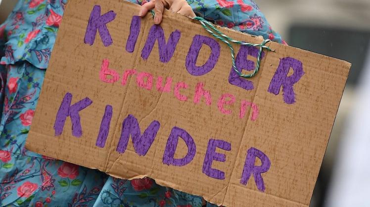 Kinder brauchen Kinder, zu lesen bei einer Kundgebung in Berlin.