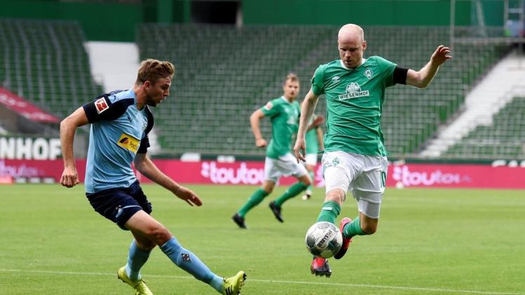 Werder Bremens Davy Klaassen gegen Borussia Mönchengladbachs Christoph Kramer.