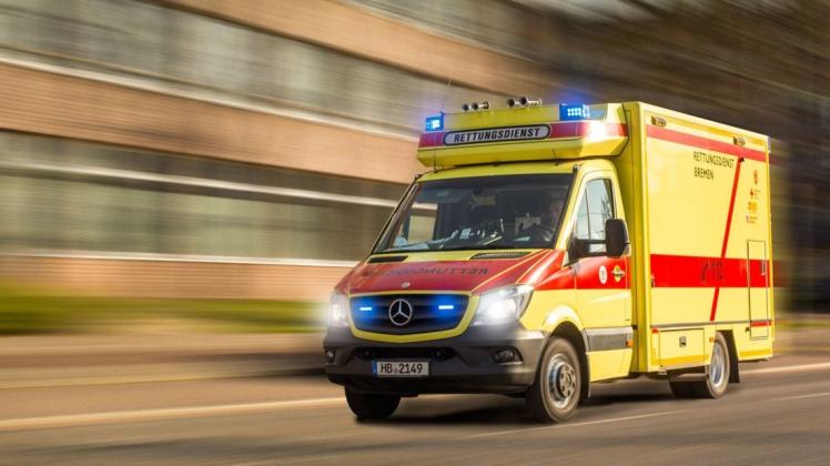 Bei einem Zusammenstoß mit einem Auto ist am Dienstag ein Motorradfahrer in Bremen lebensgefährlich verletzt worden.