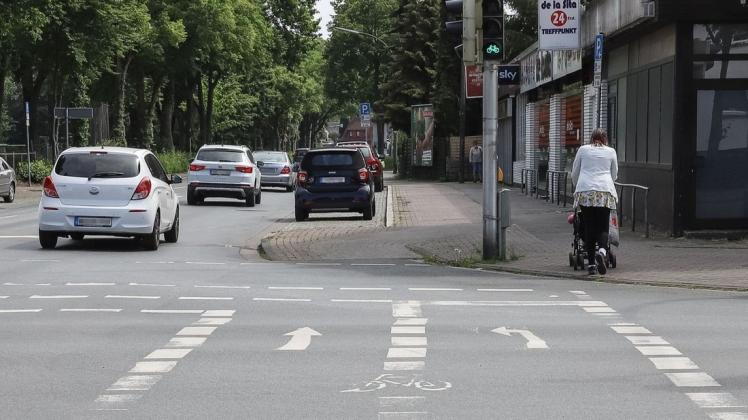 Rot sollen sie werden: Bisher sind Radwege meist mit weißen Markierungen gekennzeichnet wie hier an der Kreuzung Düsternortstraße / Am Stadion. Durch Farbe sollen sie nun mehr auffallen.