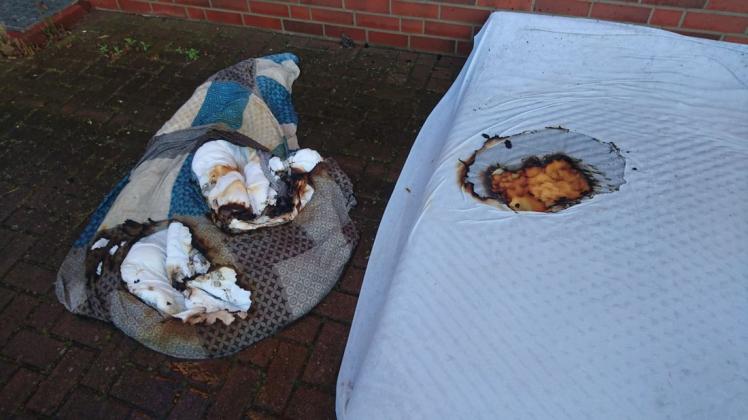 Aus einer Wohnung in einem Mehrfamilienhaus in Ankum drang Rauch. Die Feuerwehr fand eine kokelnde Matratze mit angesengtem Bettzeug vor.
