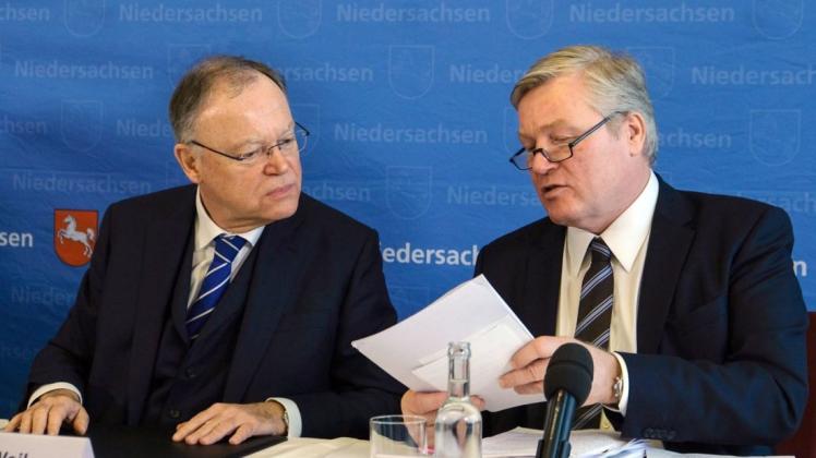 Zogen am Mittwoch Halbzeitbilanz: Niedersachsens Ministerpräsident Stephan Weil (links, SPD) und sein Stellvertreter Bernd Althusmann (CDU)