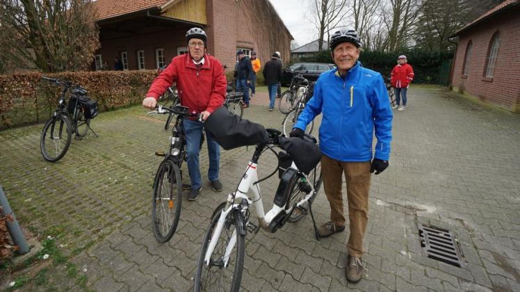 Initiator Bernd Bierbaum (vorne) und Mit-Organisator Wilhelm Staggenborg sen. freuen sich, dass die Mittwochsradler wieder starten können.