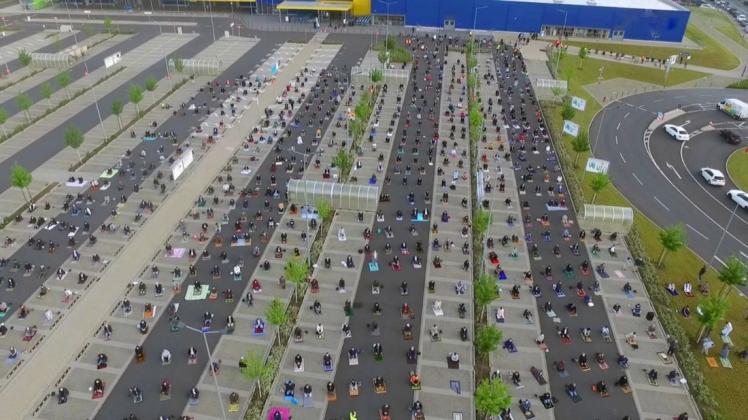 Hunderte Muslime fanden auf dem Ikea-Parkplatz zum Gebet Platz.