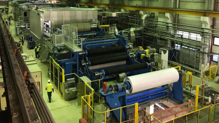 Stabil bleibt die Nachfrage nach Spezialpapier, wie es die für 116 Millionen Euro umgebaute Papiermaschine 2 seit Ende vergangenen Jahres produziert.