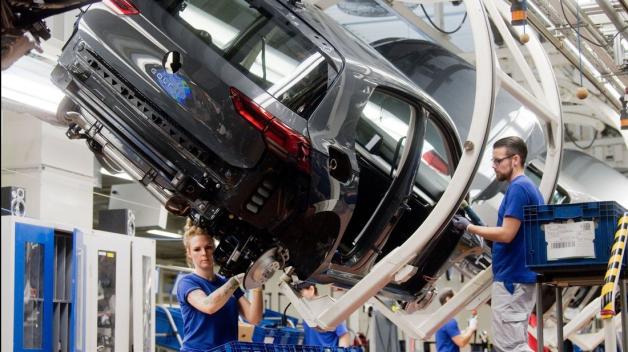  Mitarbeiter arbeiten am neuen Volkswagen Golf 8 an einer Produktionslinie im VW Werk.