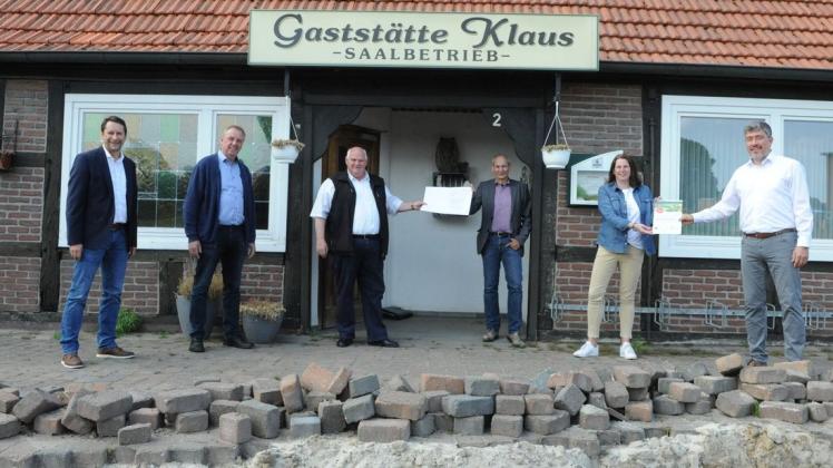 Der Förderbescheid ist da, das Konzept steht, die Gaststätte Klaus in Kettenkamp wird renoviert und modernisiert. Darüber freuen sich Michael Bürgel, Werner Lager, Reinhard Wilke, Uwe-Heinz Bendig Anita Lennartz und Michael Johanning.