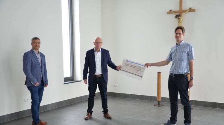 Einen Scheck über 23.500 Euro überreichte Thomas Hoffrogge (Mitte) an Dieter Kleinbuntemeyer (links) und Dominik Witte (rechts) als Vertreter der Kirchengemeinde St. Ludgerus Schapen.