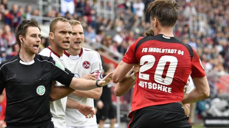 Ganz ruhig: Als Linienrichter hat Stefan Zielsdorf (l.), wie hier bei der Zweitligapartie zwischen dem FC Ingolstadt und dem 1. FC Nürnberg im Jahr 2018, alle Hände voll zu tun.