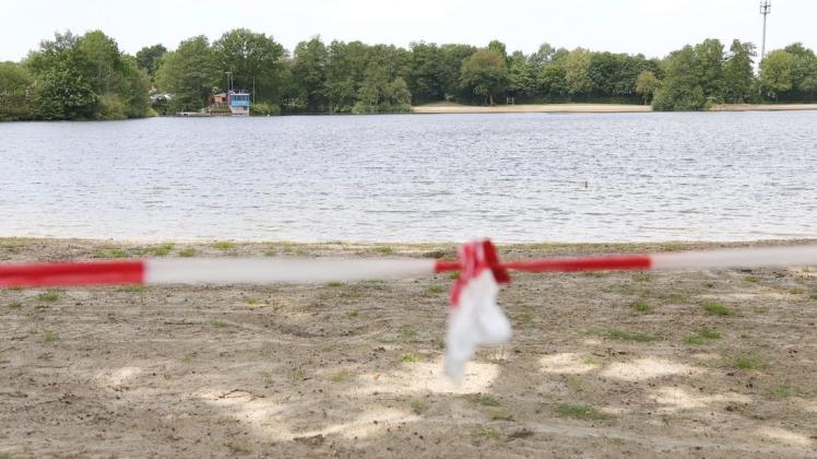 Badeverbot: Das Absperrband wird wohl noch ein wenig länger am Silbersee flattern. Die Gemeinde Stuhr hat dort Hausrecht – und die Verwaltung hat verkündet, dass der Sprung ins kühle Nass vermutlich erst wieder Mitte Juli möglich sein wird. Badeverbot: Das Absperrband wird wohl noch ein wenig länger am Silbersee flattern. Die Gemeinde Stuhr hat dort Hausrecht – und die Verwaltung hat verkündet, dass der Sprung ins kühle Nass vermutlich erst wieder Mitte Juli möglich sein wird.