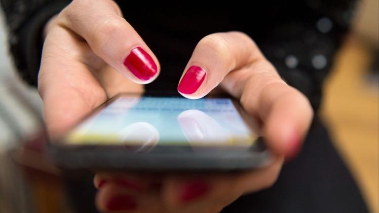 Bloß nicht reagieren: Das Bundeszentralamt für Steuern und Verbraucherschützer warnen vor einer Betrugsmasche per SMS.