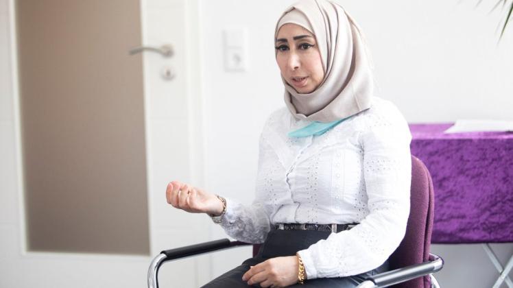 Beraterin Najlaa Jlilati ist in unserer Region die einzige arabischsprachige Ansprechpartnerin für geflüchtete Frauen, die Opfer häuslicher Gewalt sind. Beraterin Najlaa Jlilati ist in unserer Region die einzige arabischsprachige Ansprechpartnerin für geflüchtete Frauen, die Opfer häuslicher Gewalt sind.