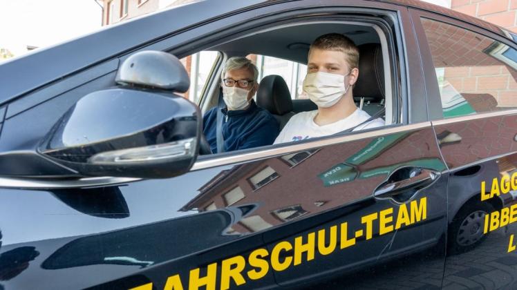 Fahren nur mit Maske: Fahrlehrer André Kleimeyer (links) mit Fahrschüler Vico Kawecki.