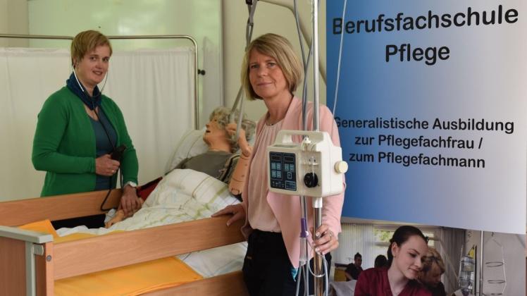 Sie sind verantwortlich für die neue Pflegeschule: Uta Dietrich (links) und Katrin Meyer-Abich proben den Unterricht.