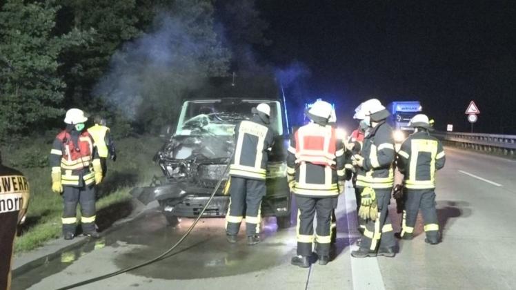 Nach einem Unfall in der Nacht zu Freitag auf der A1 bei Großenkneten beklagte sich die Feuerwehr über zahlreiche Lastwagenfahrer, die mit hoher Geschwindigkeit an der Unfallstelle vorbeifuhren.